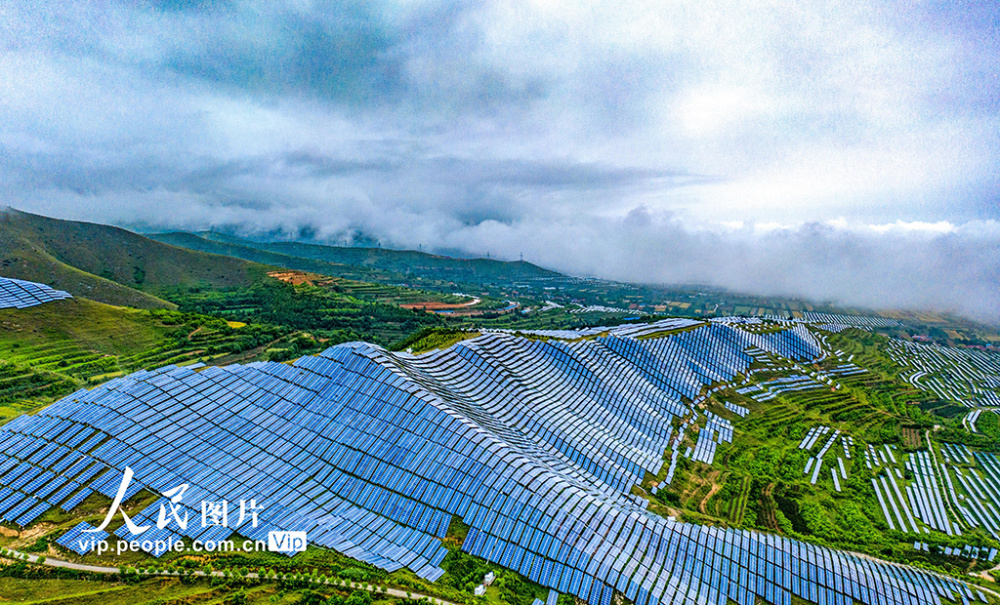 山西運城 光伏基地云海涌，戈壁荒山變“藍色電站”